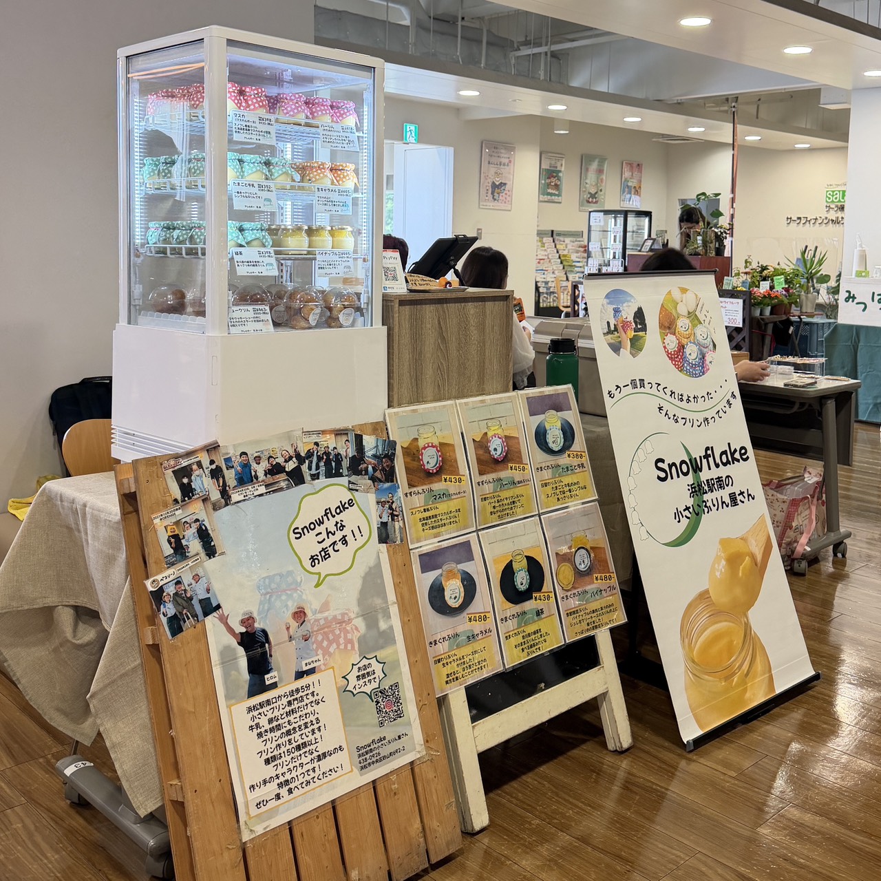 屋内の冷蔵ショーケースに並ぶSnowflakeのぷりん