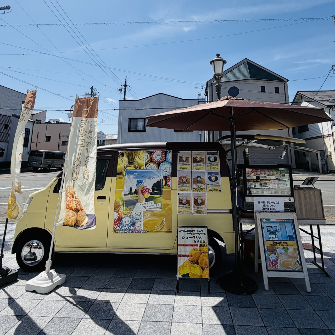 Snowflakeの車両と屋外の販売ブース
